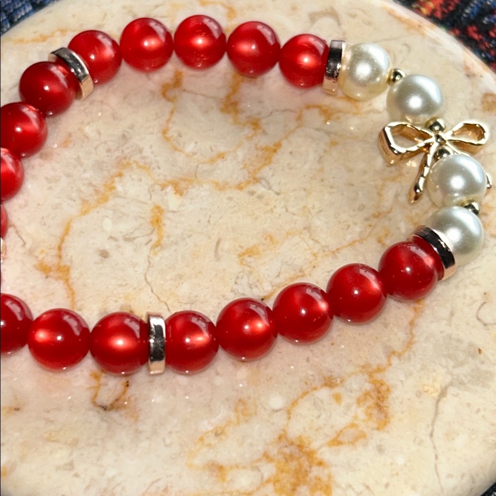 Elegant Red Catseye and Gold Bow Beaded Bracelet - Picture 3 of 4